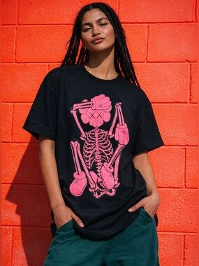 🆕 KAWS Companion Skeleton NEW FICTION T-shirt NWOT Small Unisex